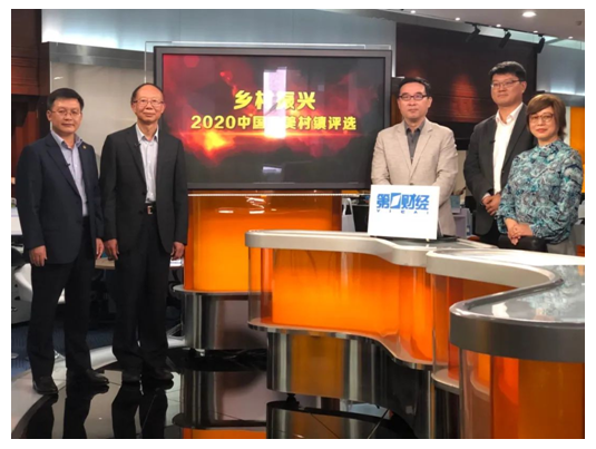 从左至右:程芳,肖潜辉,陈思劼,侯斌超,向红