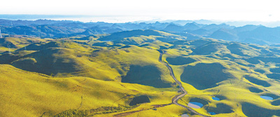 空中俯瞰云南省文山壮族苗族自治州砚山县黑巴草场。当地通过合理放牧、发展生态旅游等方式，结合人工种草、草地改良等措施，优化草种结构，保护草原生态，展现出独特优美的风景。杨文明 熊平祥摄影报道