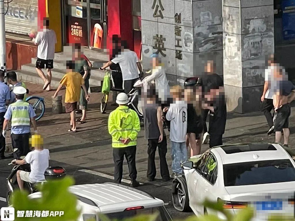 宝马车上除了驾驶员外，还乘坐5人
