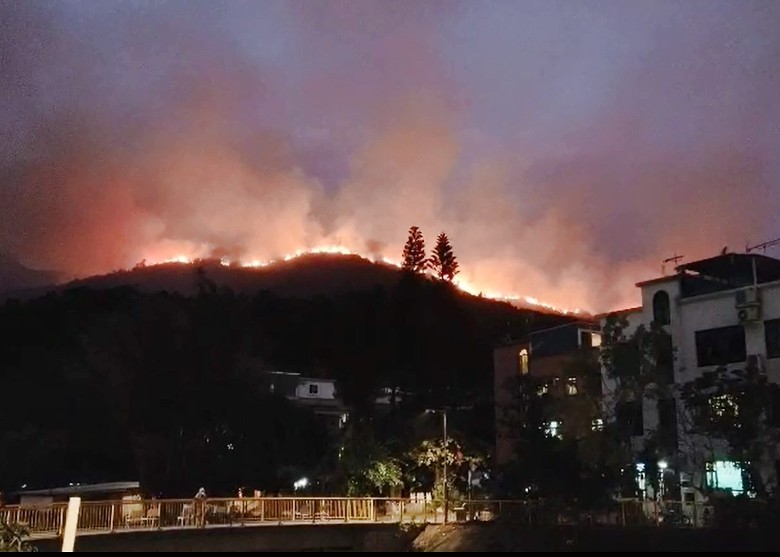 香港马鞍山发生山火（图源：香港“东网”）