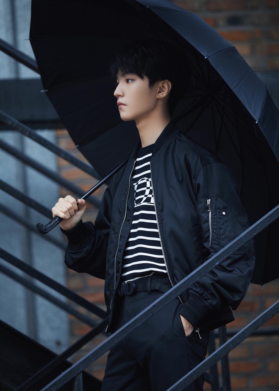 王俊凯最新写真释出 反派氛围感大片