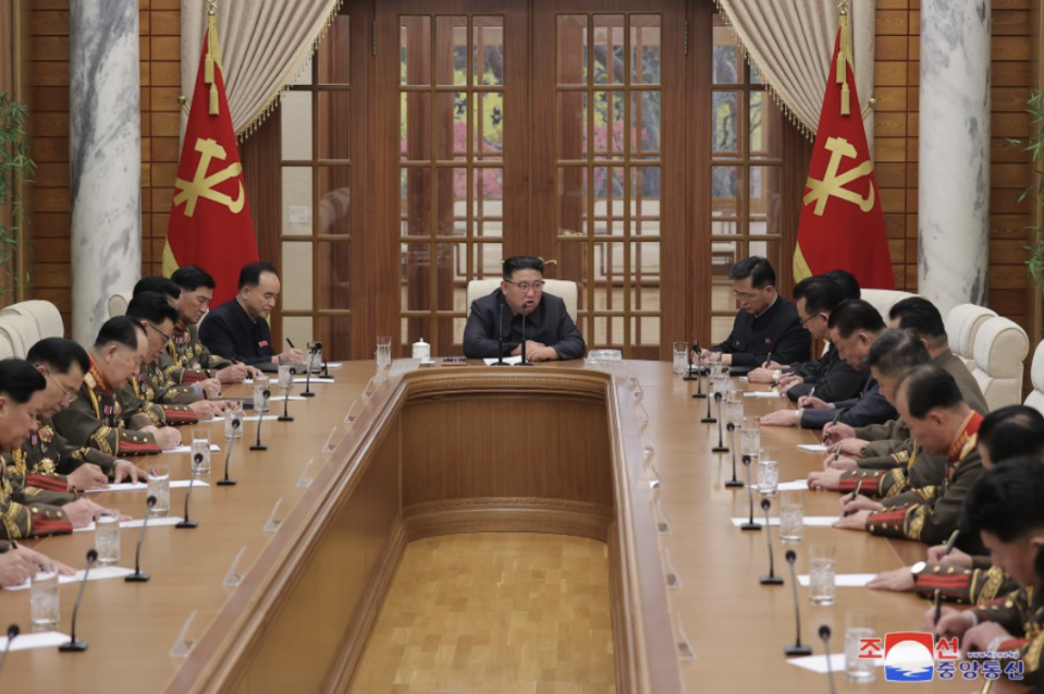 朝鲜劳动党第八届中央军事委员会第五次扩大会议举行。朝中社报道配图