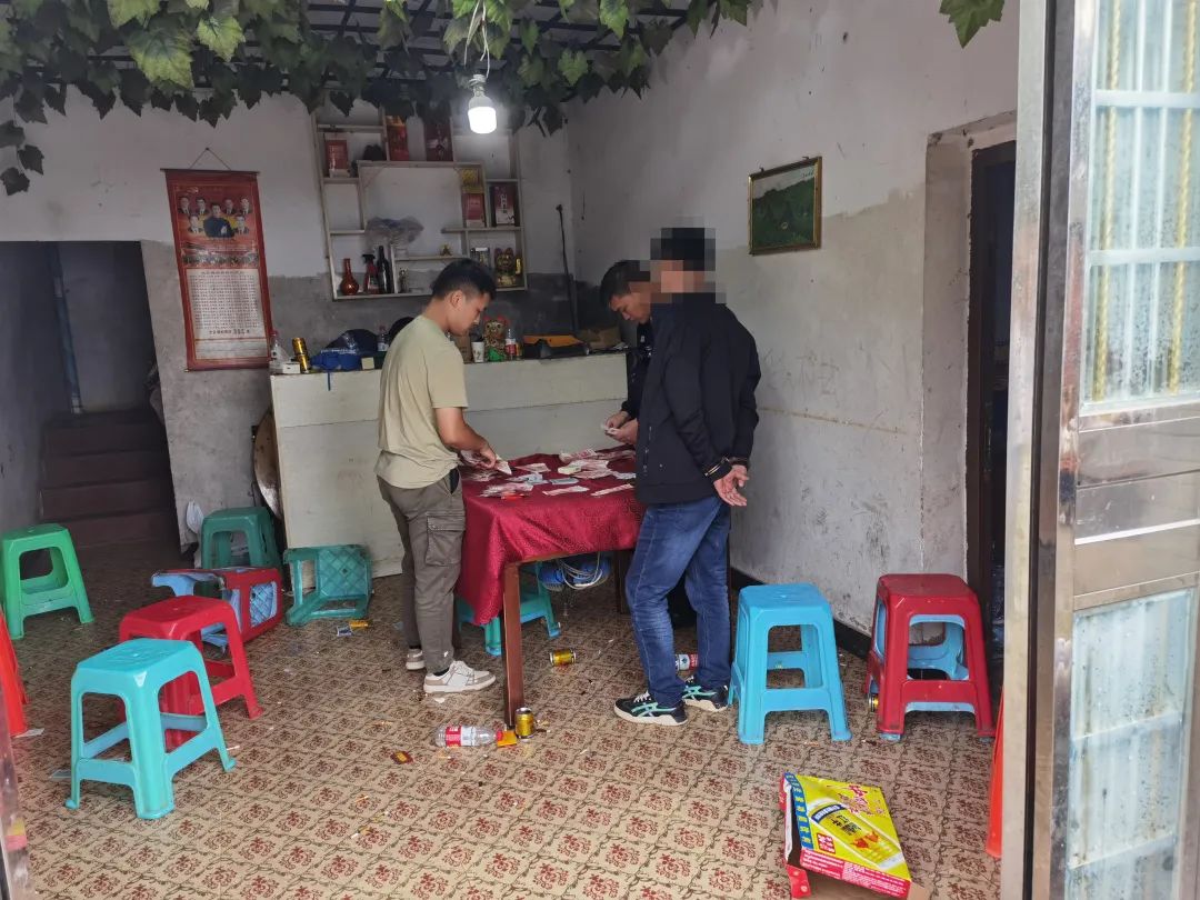 无人机发现一野外赌博窝点！10余名男女被抓！