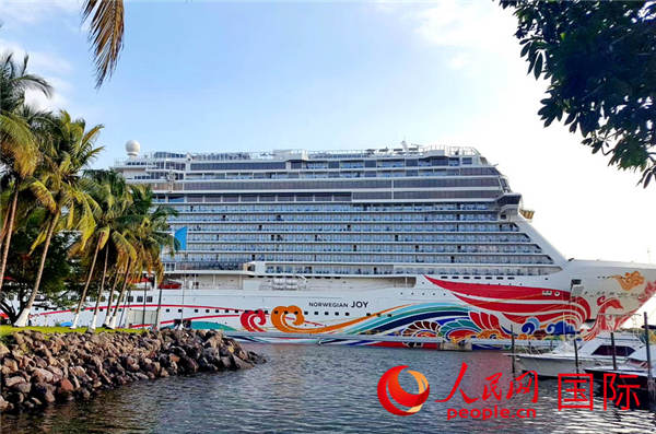 远眺停泊在口岸的挪威人“喜悦号”邮轮 于世文 摄