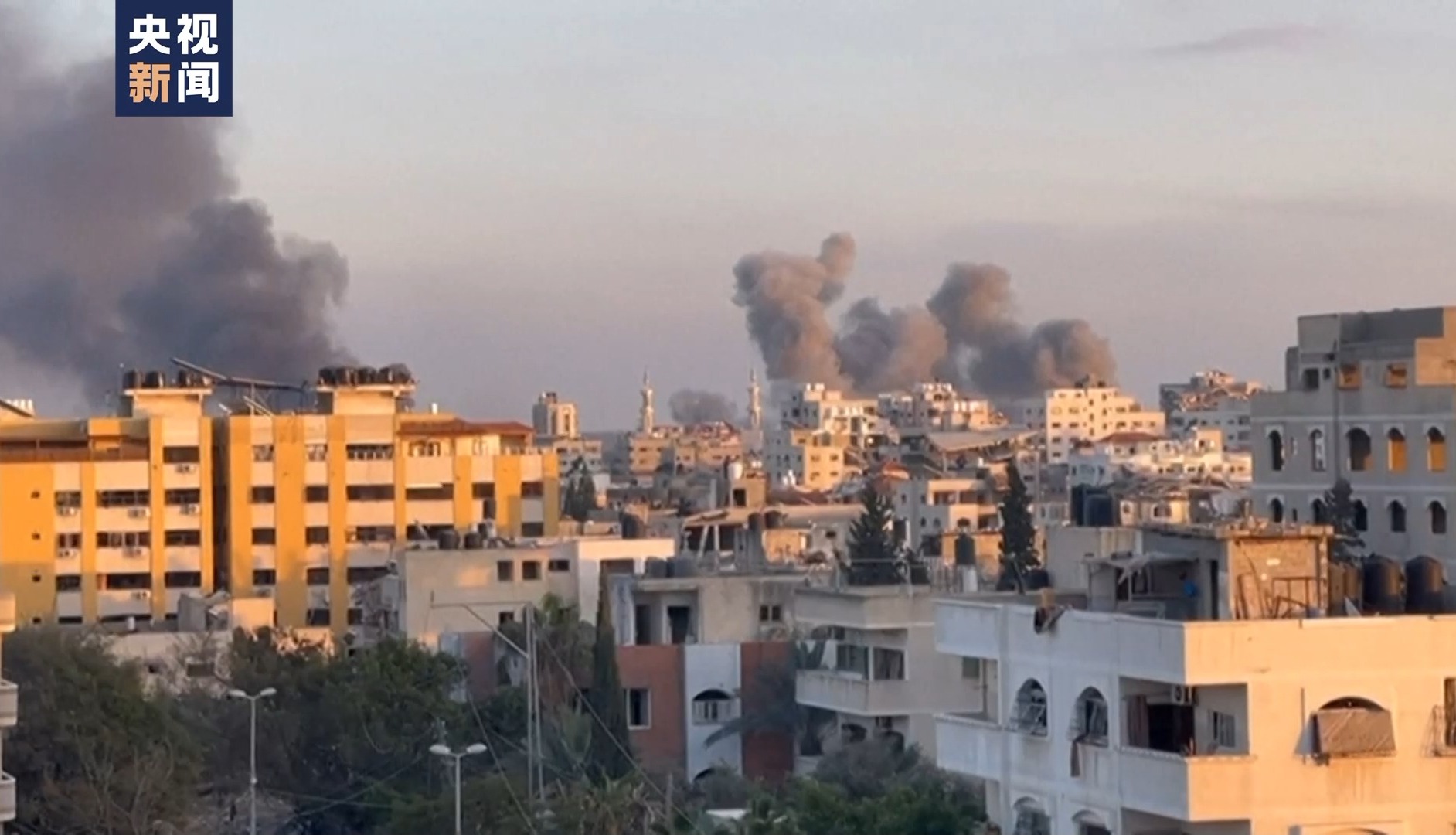 以军轰炸加沙城南部当地记者记录袭击现场
