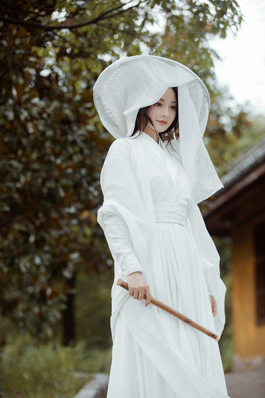 彭小苒白衣古风写真释出 化身林间女侠 清冷飒气