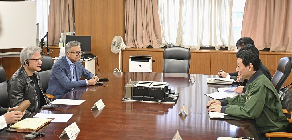 英伟达计划与包括软银在内的日本企业合作研发生成式AI。图为12月5日,英伟达首席执行官黄仁勋正在与日本经济产业大臣会谈。(视觉中国)