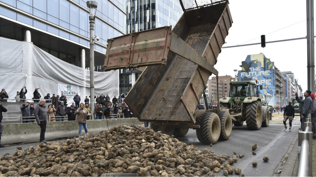 3月26日，抗议的比利时农民将一车土豆倒在一条主干道上 图自RT
