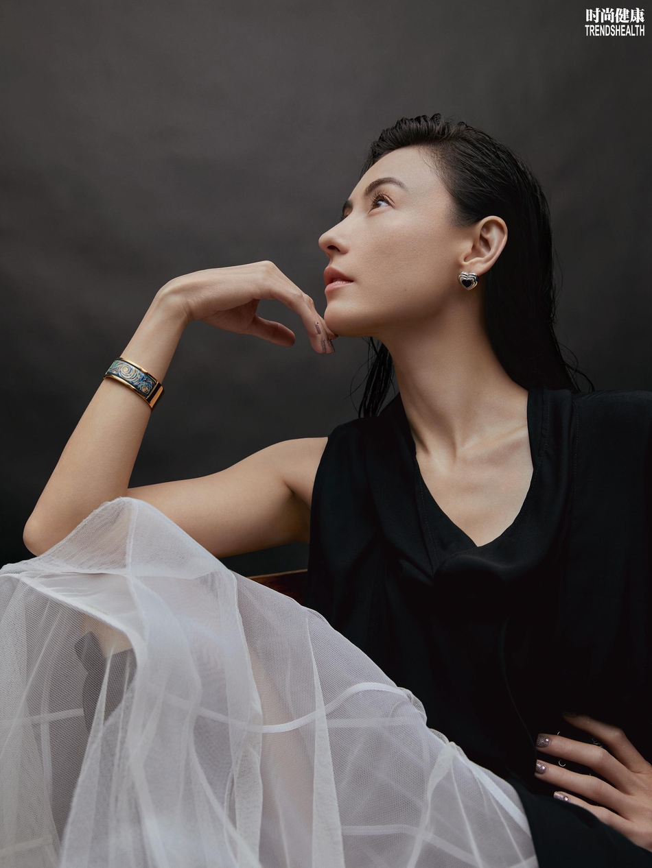 张柏芝湿发造型 慵懒迷人!