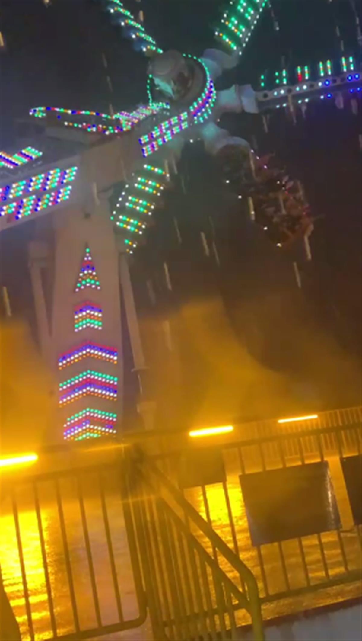 游客在空中遭雨淋 (图源:视频截图)