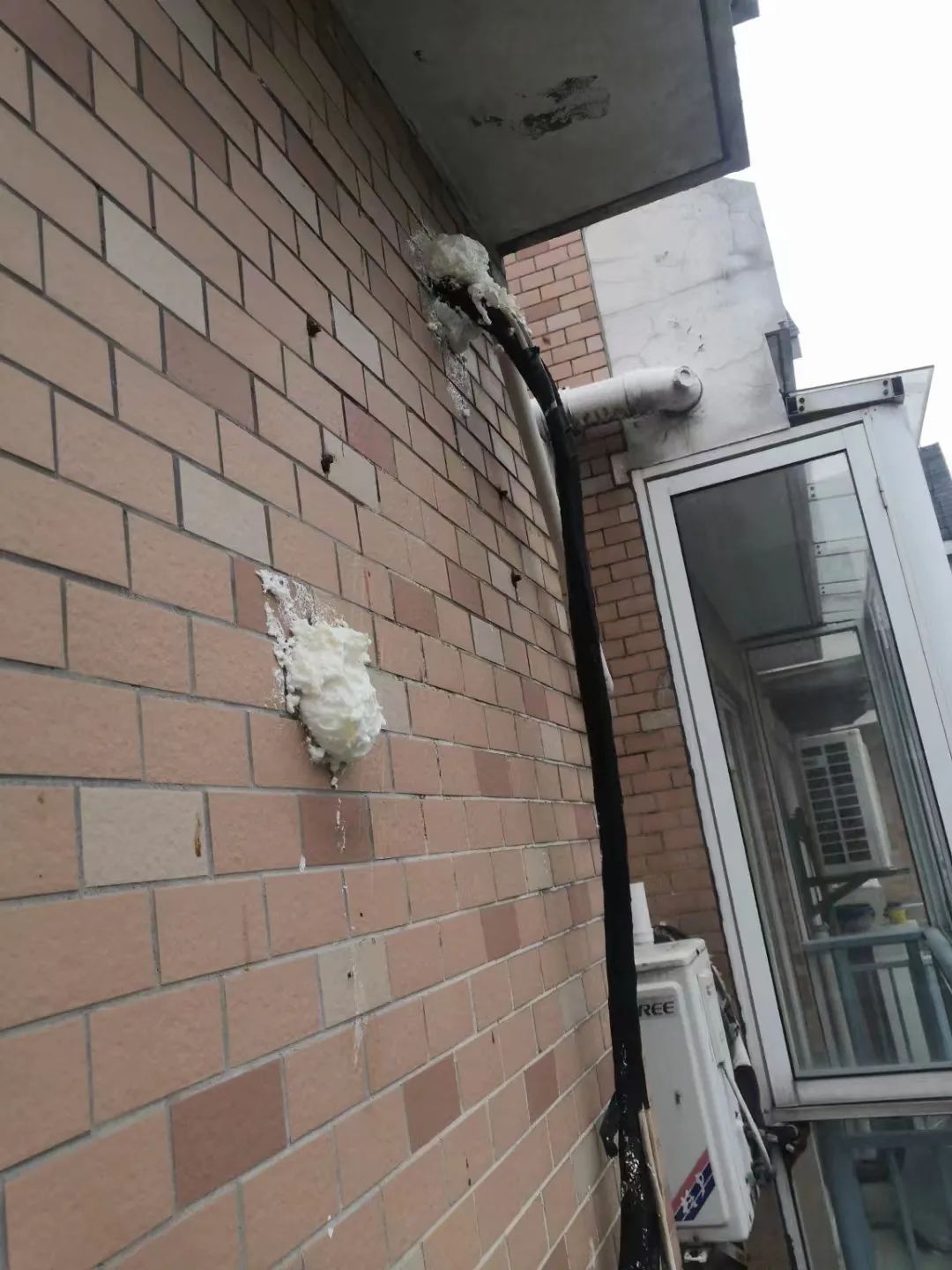 鲁先生家已经堵上的空调洞