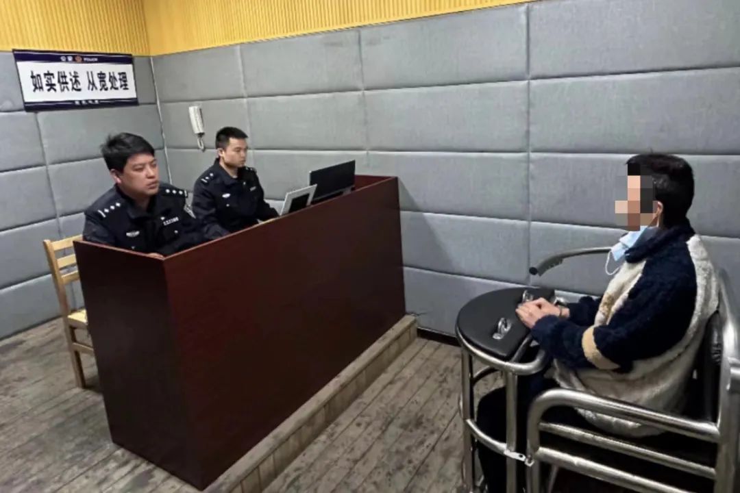 图丨民警审讯嫌疑人