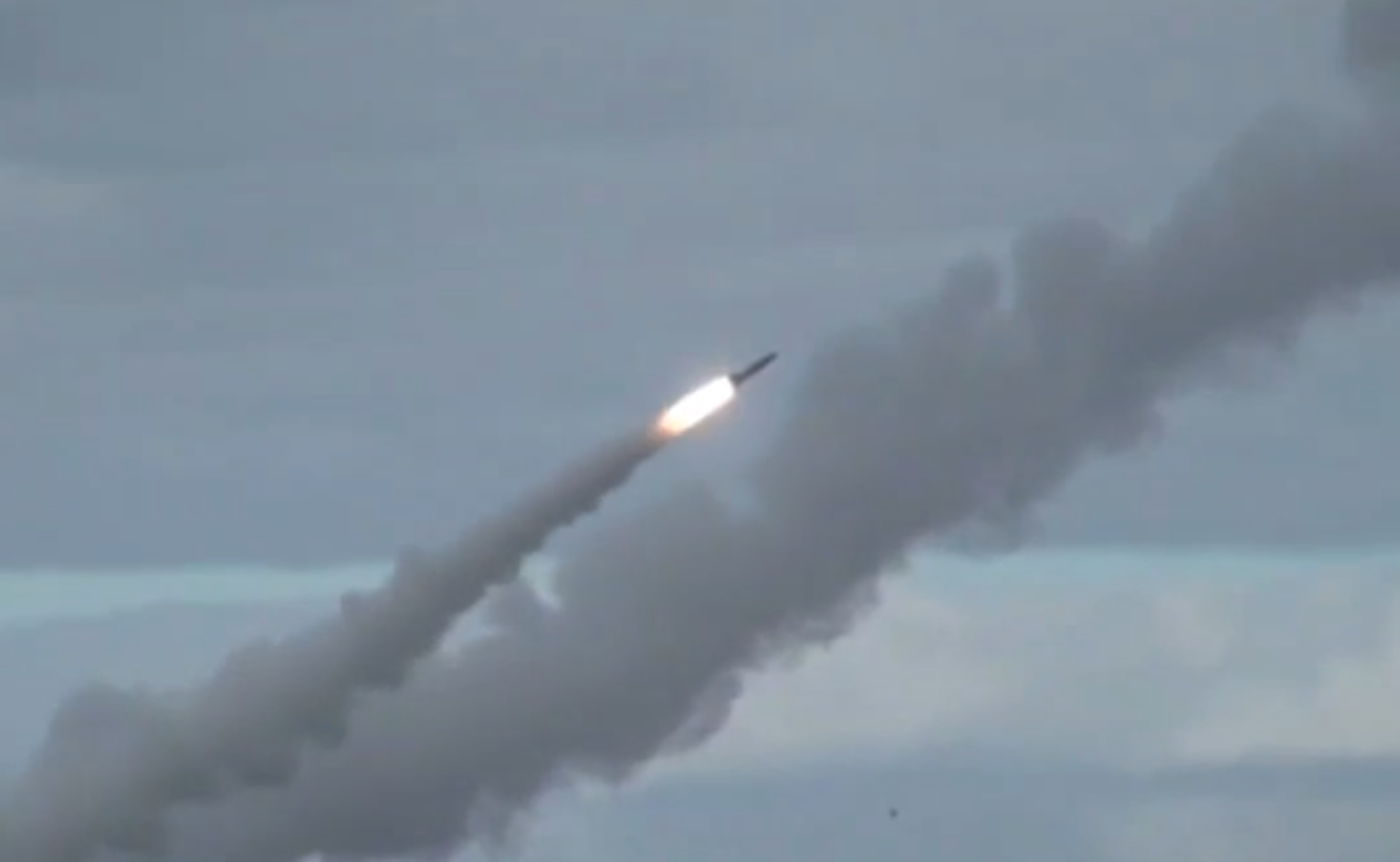 俄罗斯核潜艇在鄂霍次克海成功试射超音速巡航导弹。图为《新闻周刊》发布的视频截图