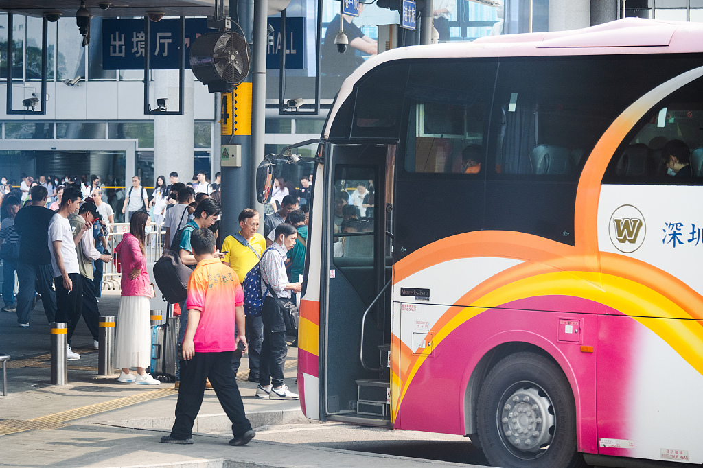 2024年3月29日,香港,适逢复活节法定假期首日,大批港人于深圳湾口岸