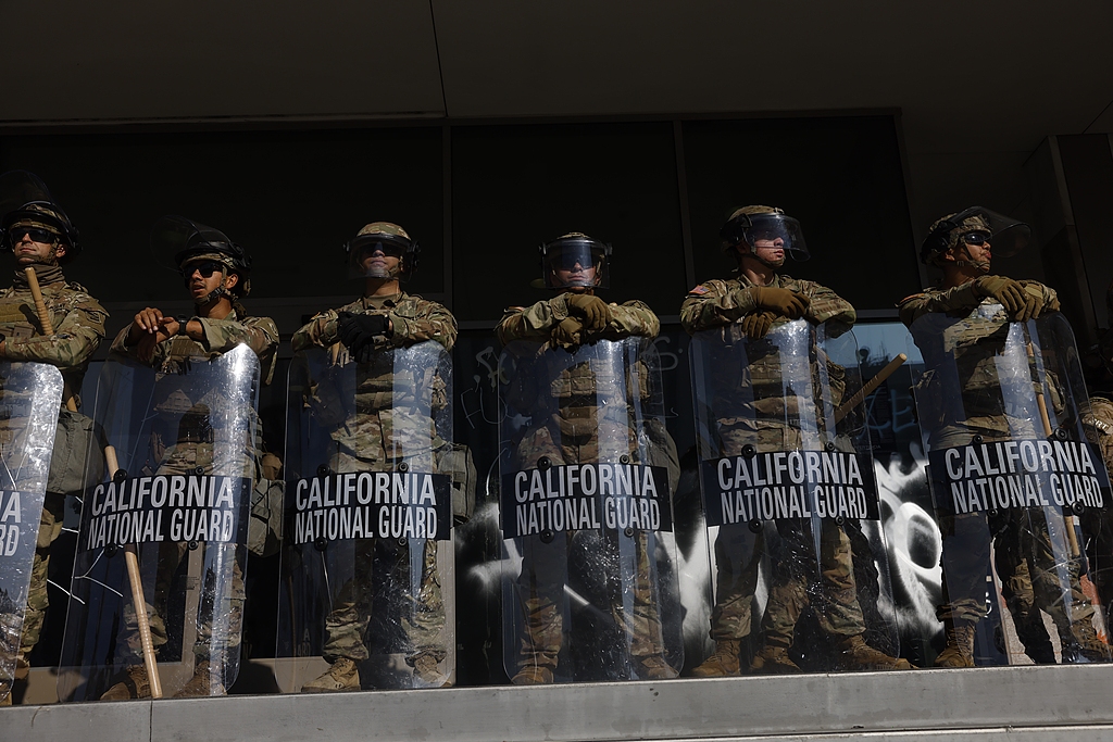 6月10日,洛杉矶骚乱中的加州国民警卫队员。(视觉中国)