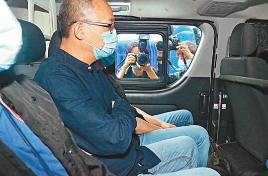 去年11月21日，杰斯被香港警方国安处拘捕后押返北角警署审核。图自港媒