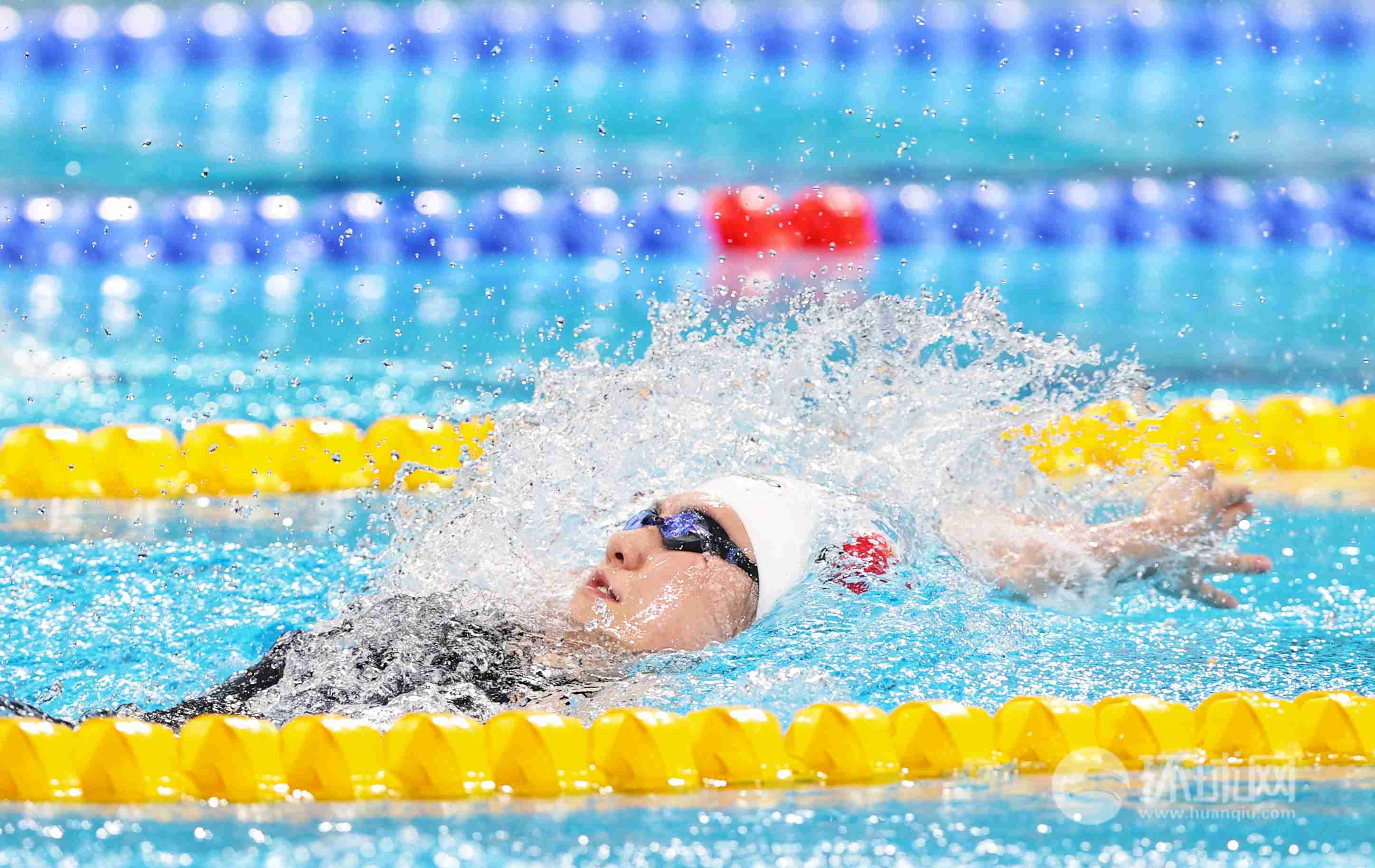 张雨霏在游泳女子100米蝶泳决赛中摘银，为中国游泳队夺得第一枚奖牌！