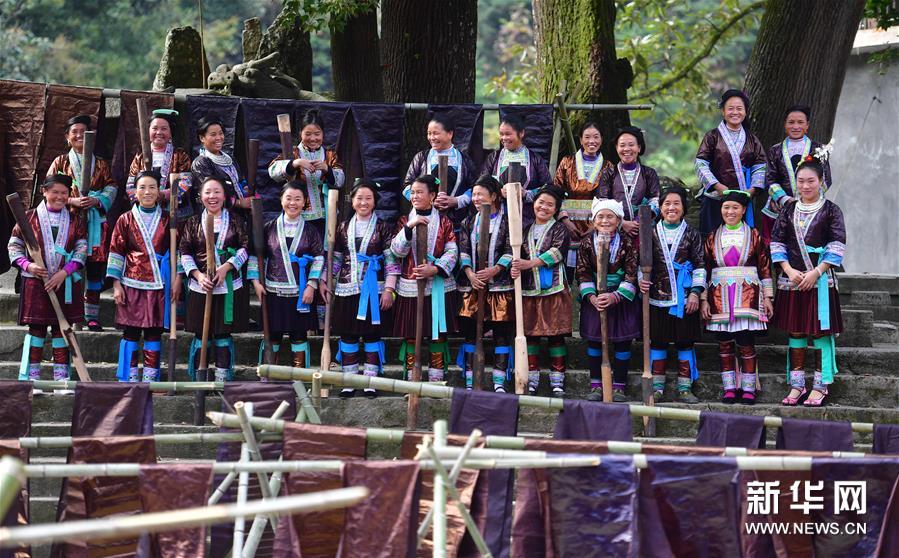 10月25日，乌英苗寨妇女们在亮布文化节上合唱山歌——《亮布之歌》。 新华社记者 黄孝邦 摄