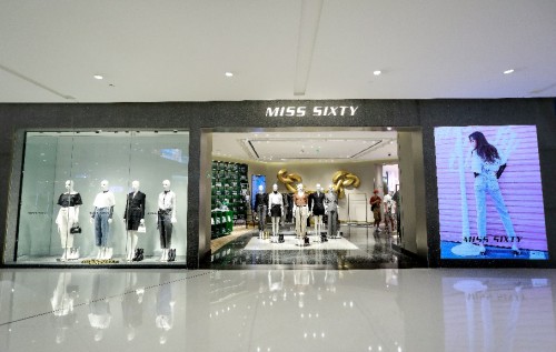 迪丽热巴神秘现身miss02sixty成都ifs全新形象店盛大开业