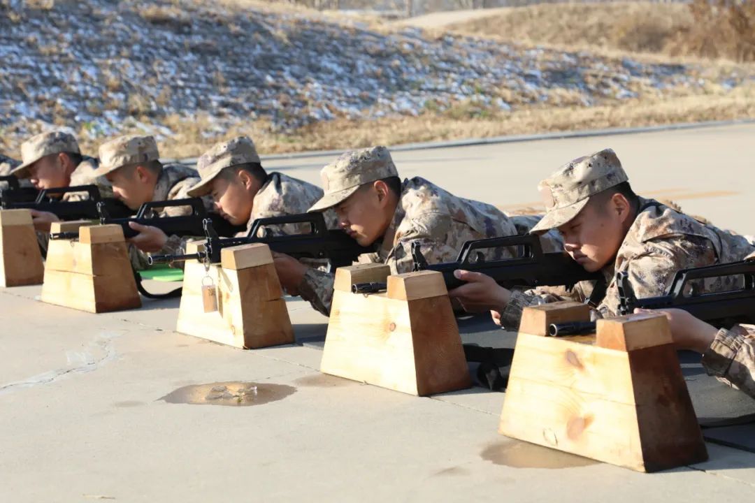 5发50环!火箭军某部新兵迎来第一次实弹射击考核