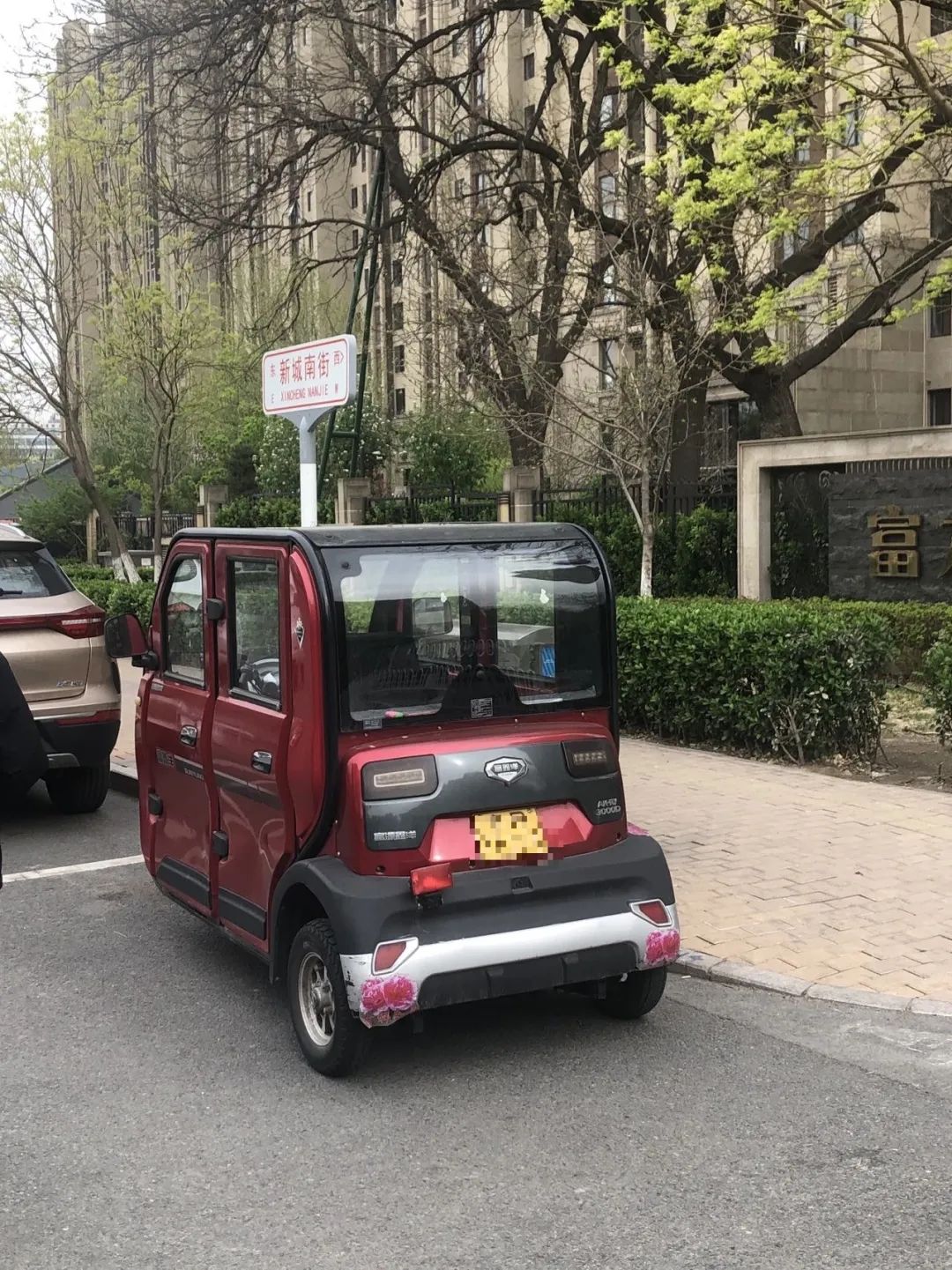 通州区新城南街上停着不少电动三轮车,已经挂上"京b"号牌的占了大多数