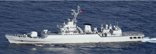 日本防卫省拍摄的中国军舰在钓鱼岛毗连区航行。资料图 图自日本共同社