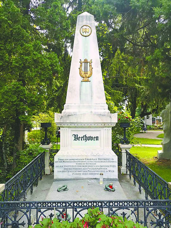 贝多芬的墓地。