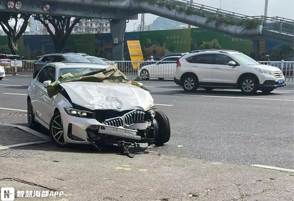 宝马车左前位置损毁严重，引擎盖被撞变形