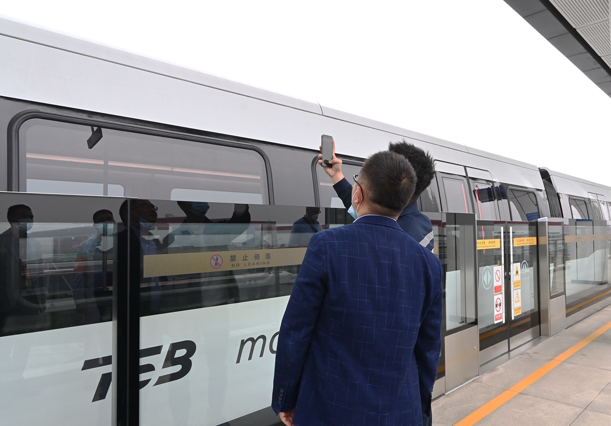 时速160公里内嵌式磁浮交通系统在成都亮相