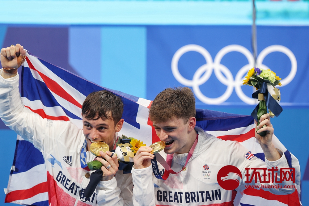 东京奥运会跳水男子双人10米台比赛,英国组合戴利/马修·李获得金牌.