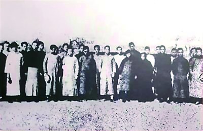 1920年3月，由李大钊发起的北京大学马克思学说研究会成立。图为部分会员合影。