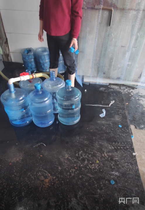 甜润水厂工人正在灌装桶装水(央广网记者 彭华 摄)