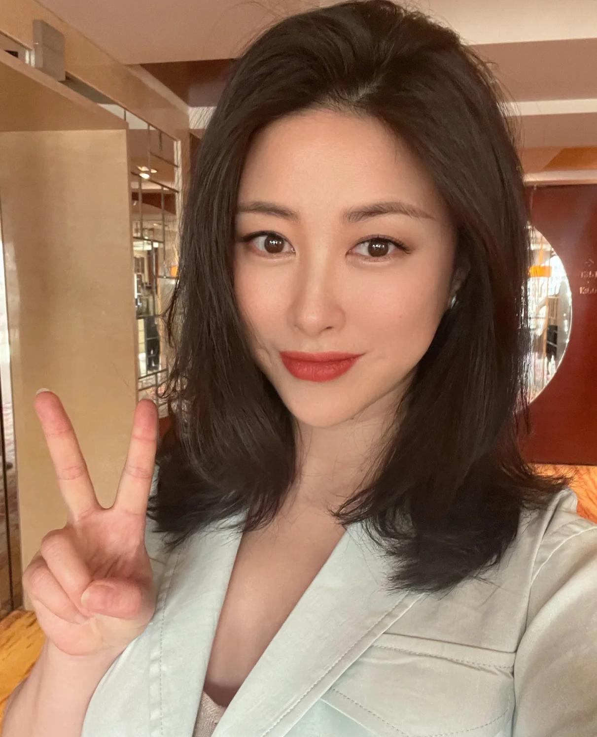 朱珠怀孕6月工作忙不停 化浓妆比剪刀手对镜甜笑