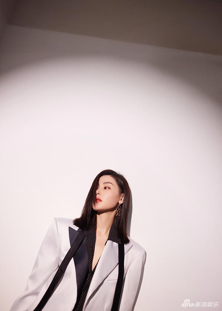 张天爱超A西装写真曝光 直视镜头眼神撩人