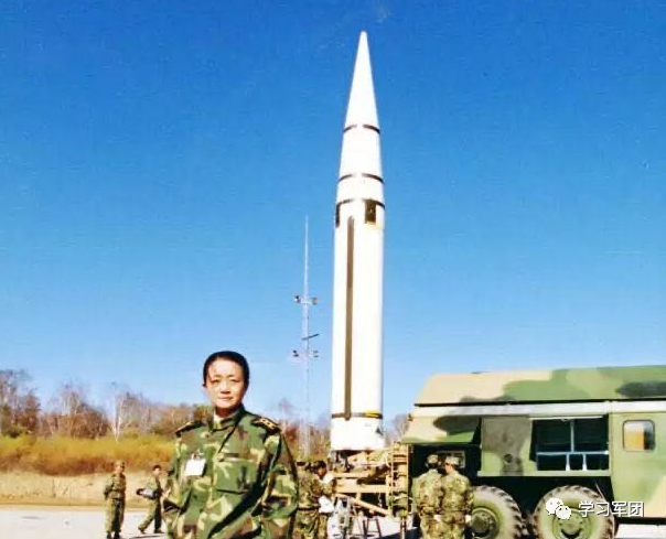 记者在“常规导弹第一旅”采访实弹发射。