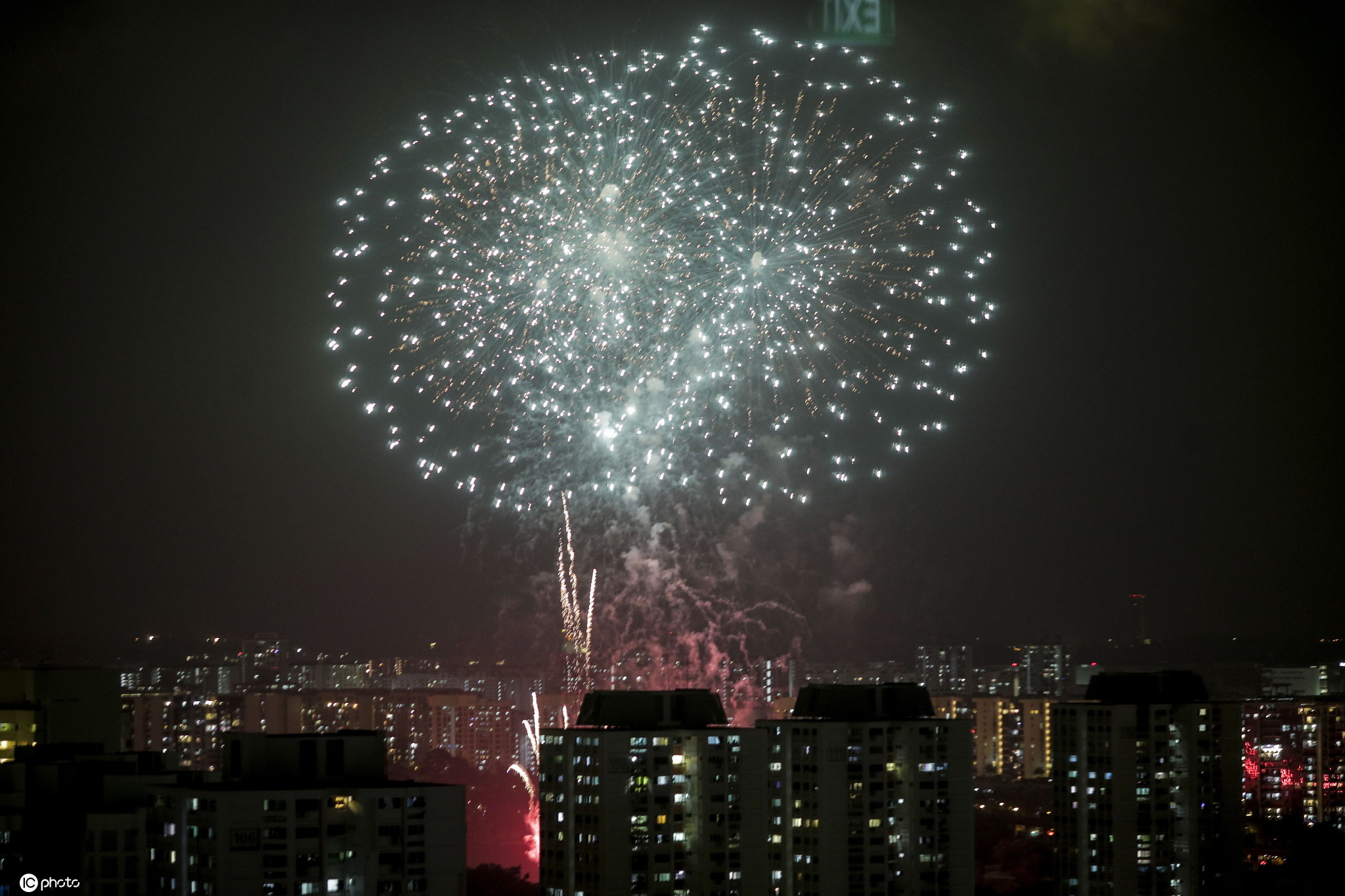 新加坡夜空上演烟花秀 庆祝国庆日