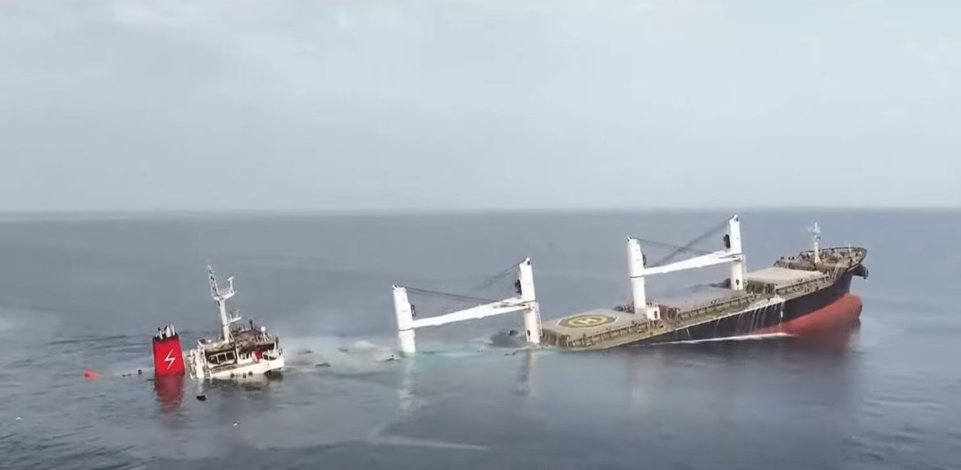 也门胡塞武装公布该组织在红海袭击希腊货轮“永恒C”号致其沉没的视频。图为外媒发布的视频截图。