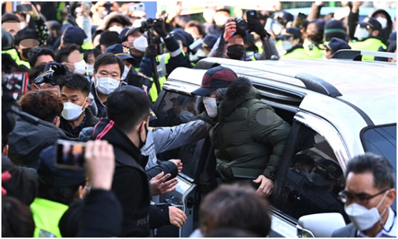 2020年12月12日，赵斗淳刑满出狱，在一片反对声中回到自己位于安山市的住所。 图自韩媒