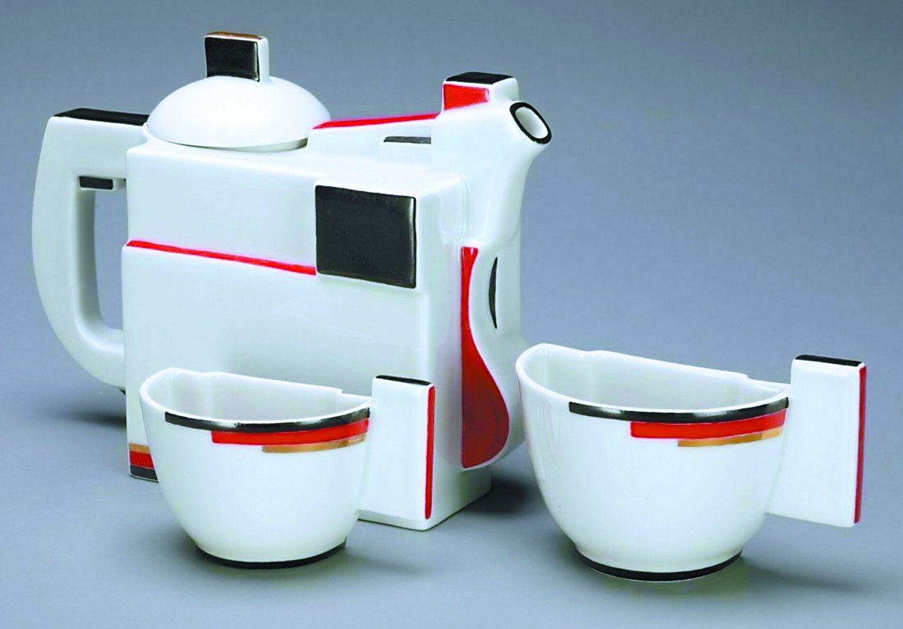 卡兹米尔·马列维奇和尼古拉·苏耶京创作的茶壶和半杯