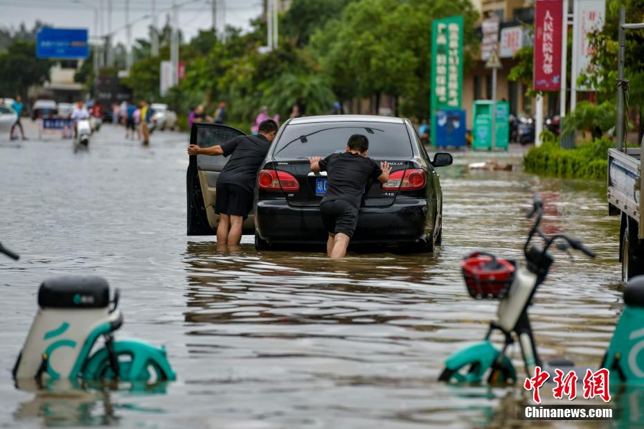 台风狮子山持续影响海南岛临高多路段出现积涝