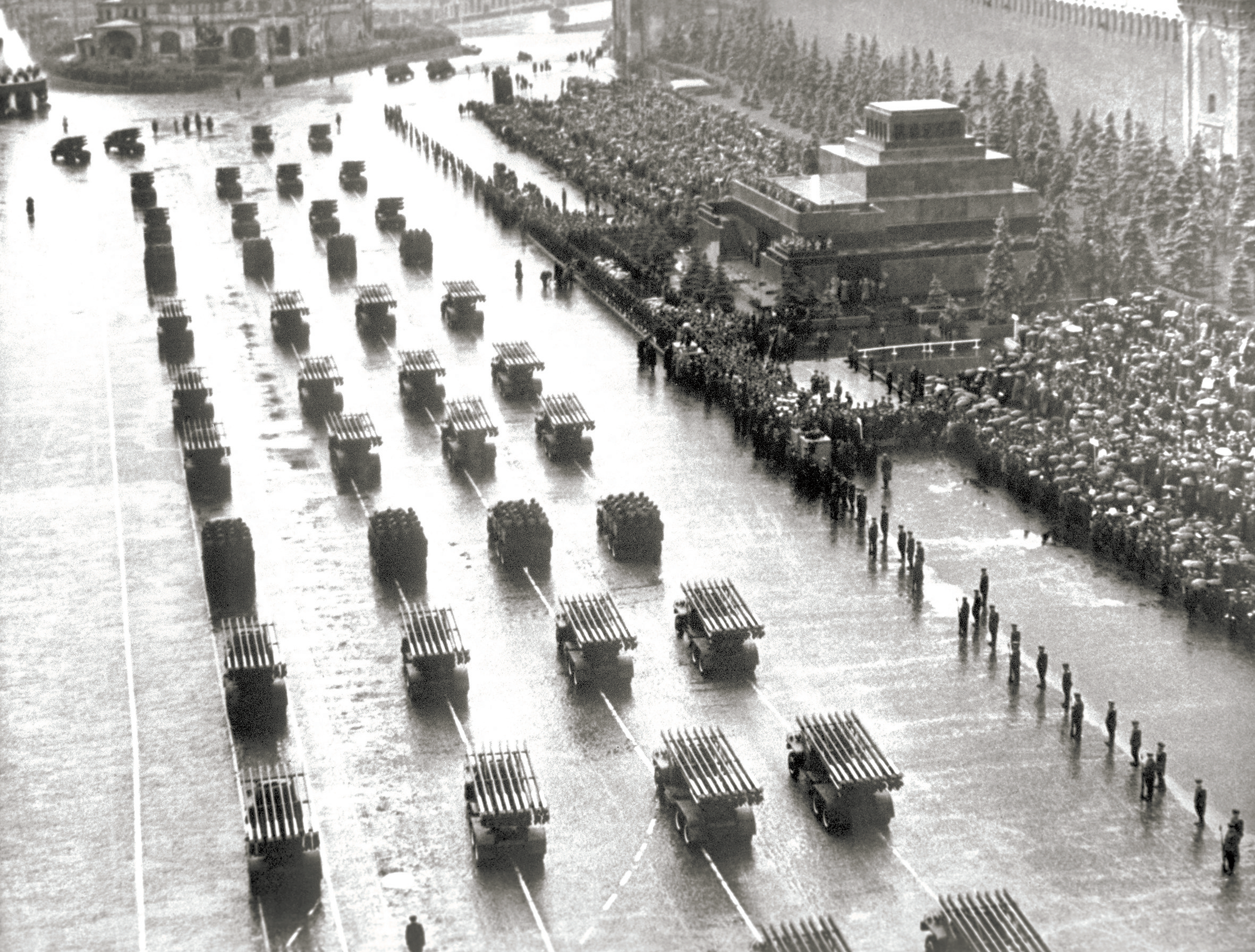 1945年6月24日，苏军“喀秋莎”多管火箭炮部队在红场阅兵中接受检阅。（视觉中国）