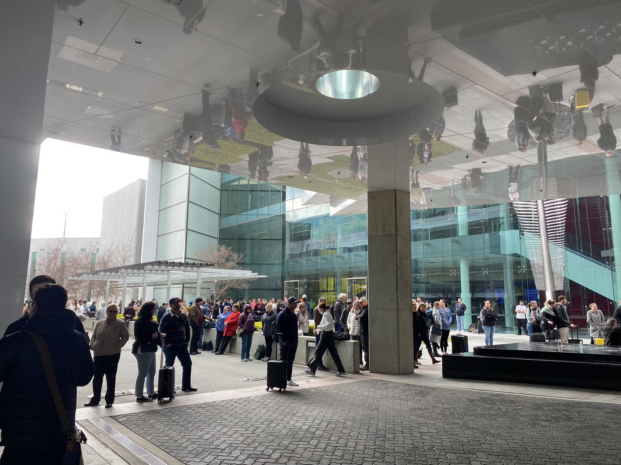 堪培拉机场突发枪击事件澳媒照片显示航站楼玻璃窗上有3个弹孔