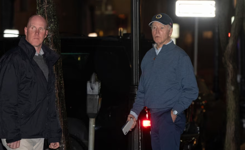 美国广播公司称,这是12月17日拜登离开特拉华州威尔明顿竞选活动总部时听到一声巨响后的画面。