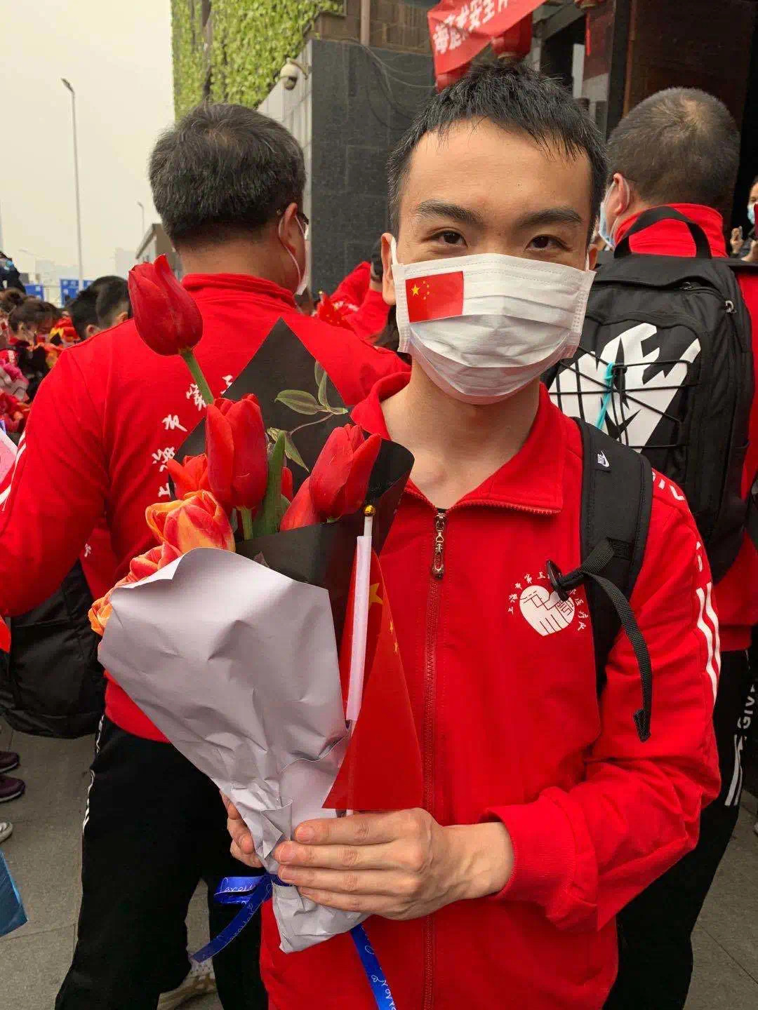 又一批上海支援湖北医疗队启程返沪,武汉市民送行