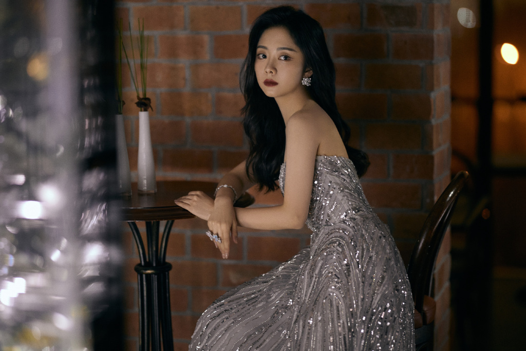 谭松韵穿银色流光抹胸裙 复古红唇增添港式韵味