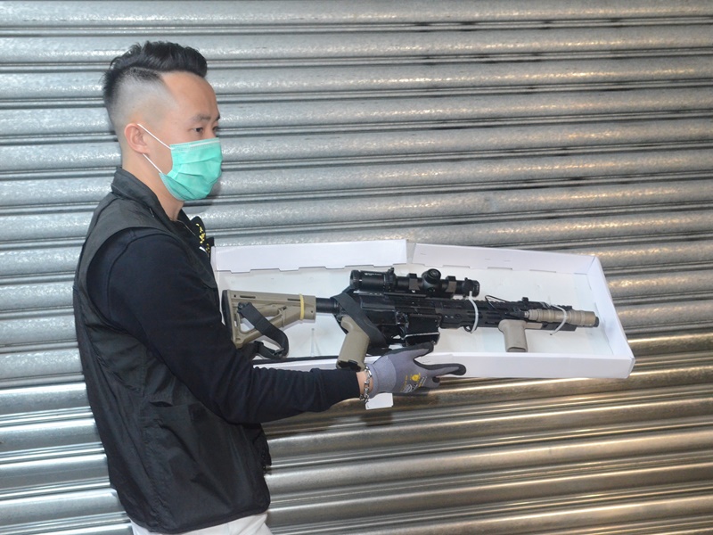 警方检获AR-15步枪（图源：台湾《头条日报》）