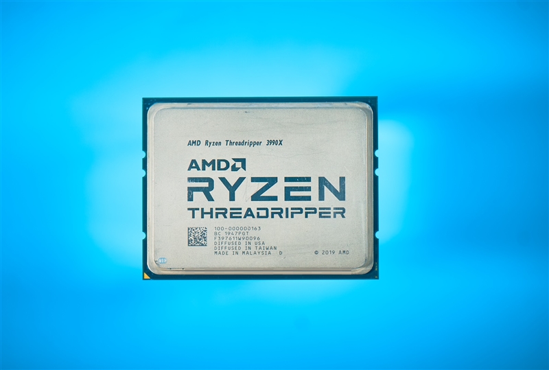 ThreadRipper 3990X处理器的面积非常之大，市面上能完全覆盖它的散热器屈指可数