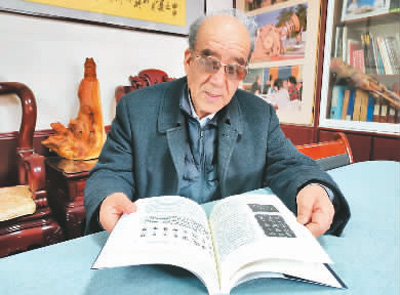 王志安在查阅资料。本报记者 宋朝军摄