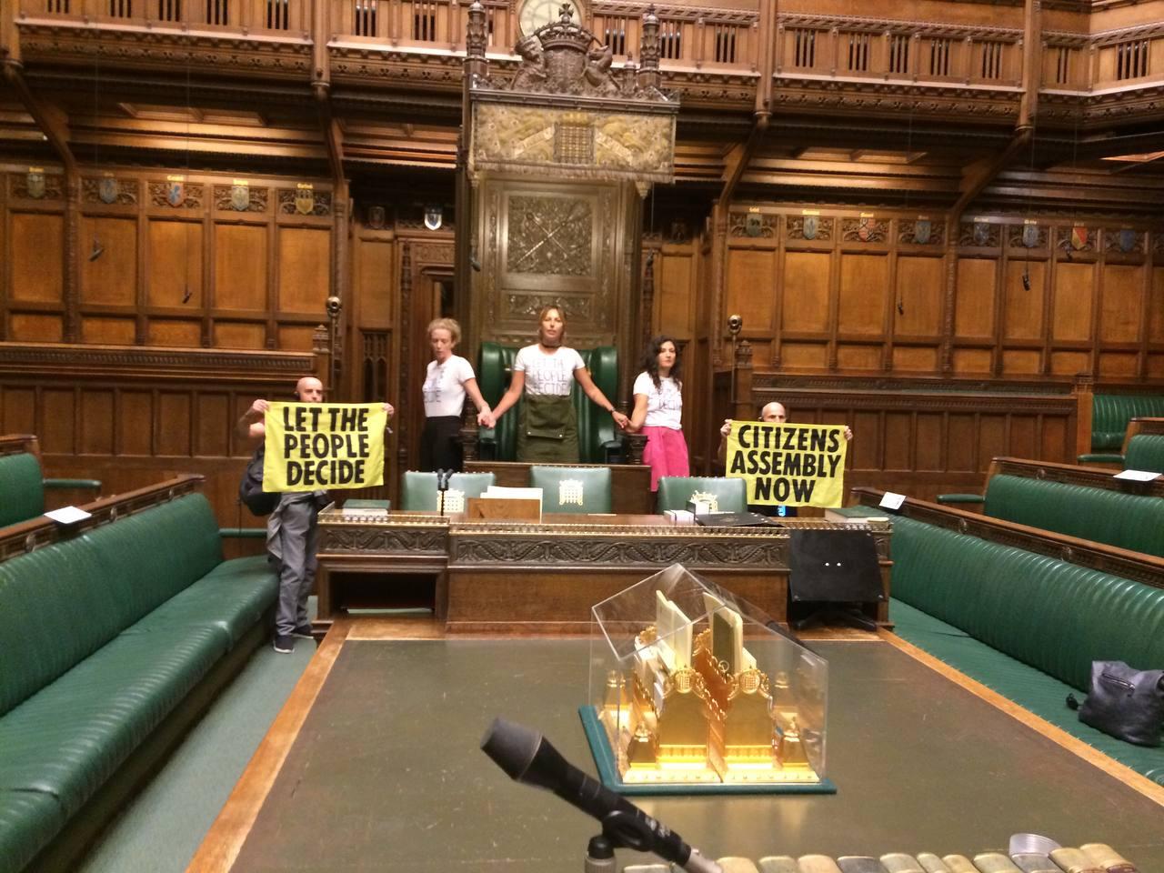 多名抗议者进入英国下议院会议厅 图源：英媒