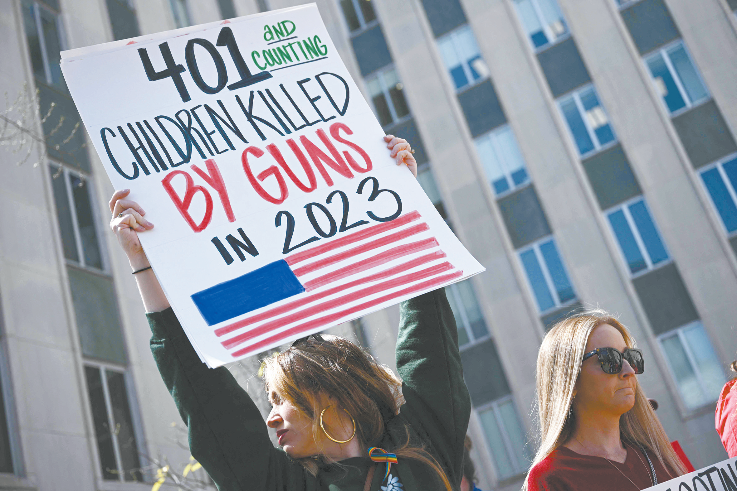 28日,美国田纳西州纳什维尔市发生校园枪击案,造成6人死亡,随后当地